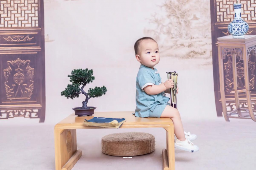 庄河宝宝边吃奶边挣扎烦躁